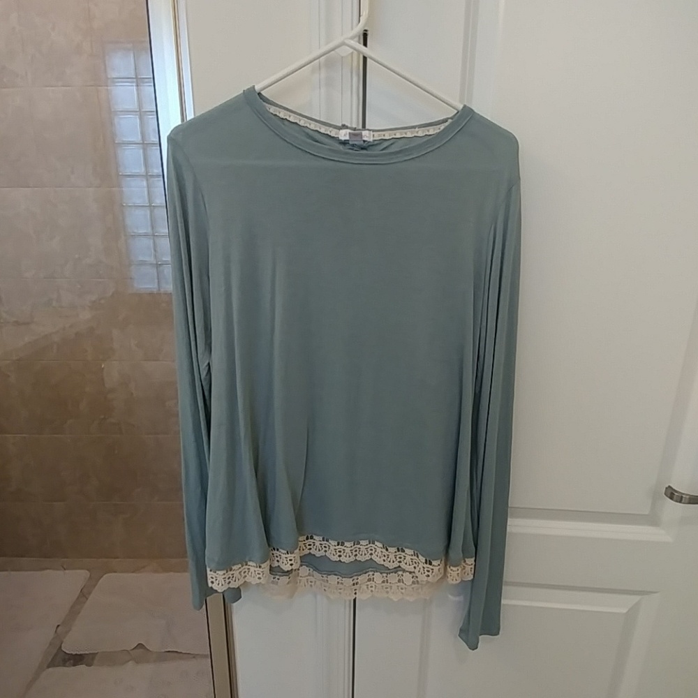 NWT * Lace opening back long sleeve!!